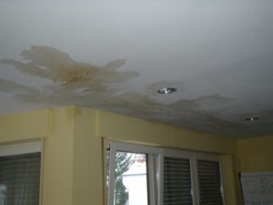 fuite d'eau plafond comment réagir
