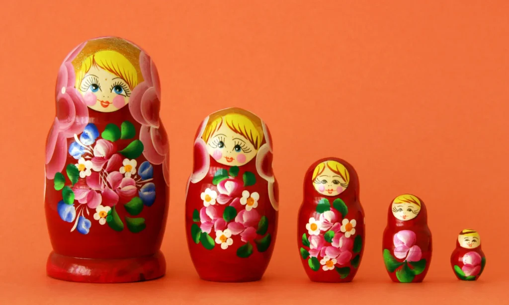 poupée russe dans une décoration moderne