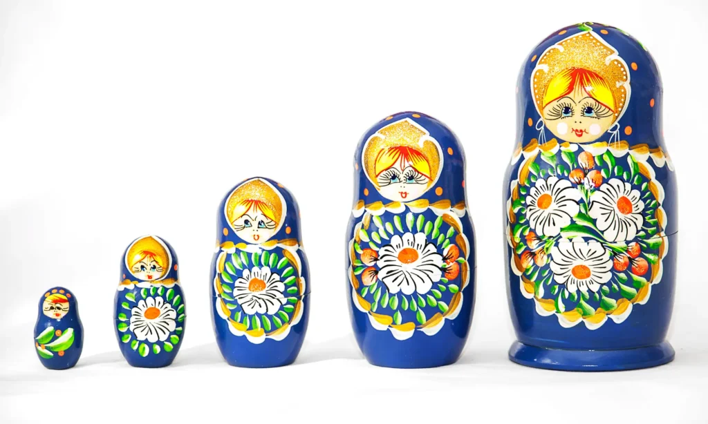 une poupée russe dans une décoration moderne