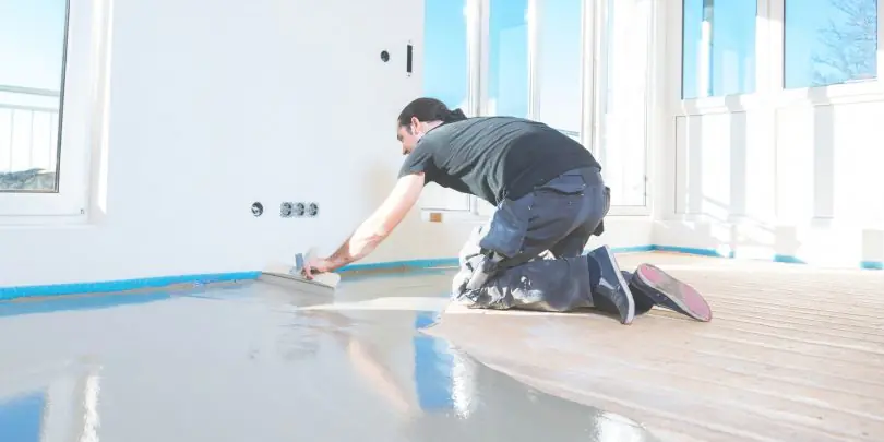 Quelles sont les étapes pour appliquer un ragréage sur un plancher bois