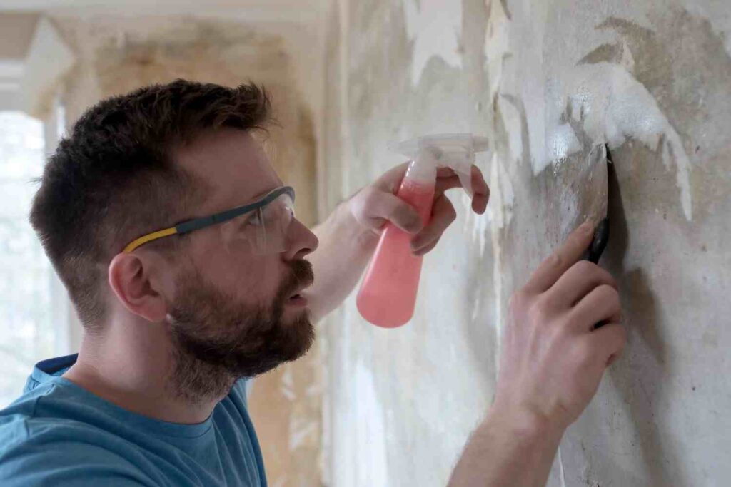 piquage d’un mur intérieur touché par l’humidité