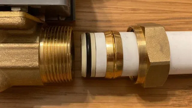 Comment installer un raccord en laiton sur un tuyau d’eau