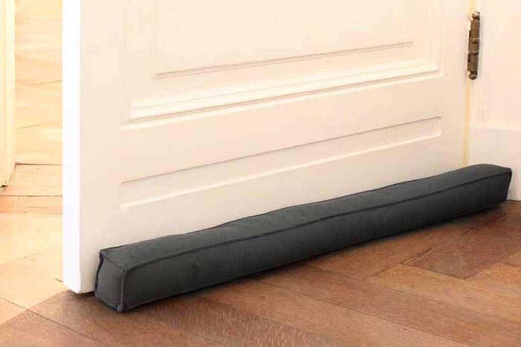 Comment isoler le bas d’une porte sans perçage ni bricolage complexe