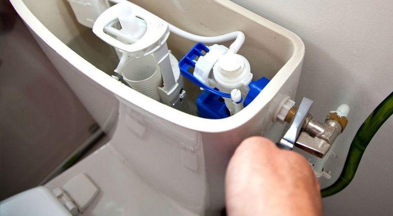 Comment réparer une chasse d’eau qui coule selon le type de réservoir