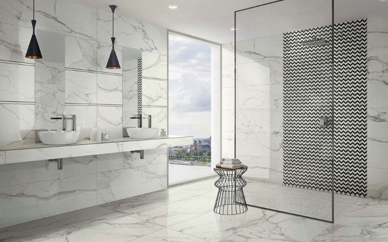 Salle de bain en marbre élégante et intemporelle