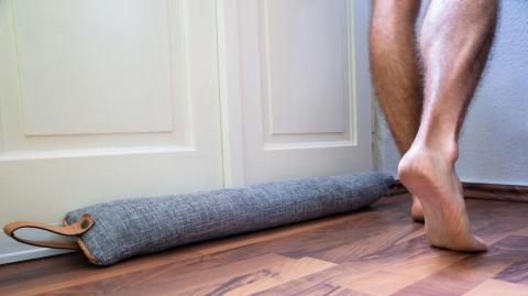 Poser des boudins de porte pour bloquer les courants d’air