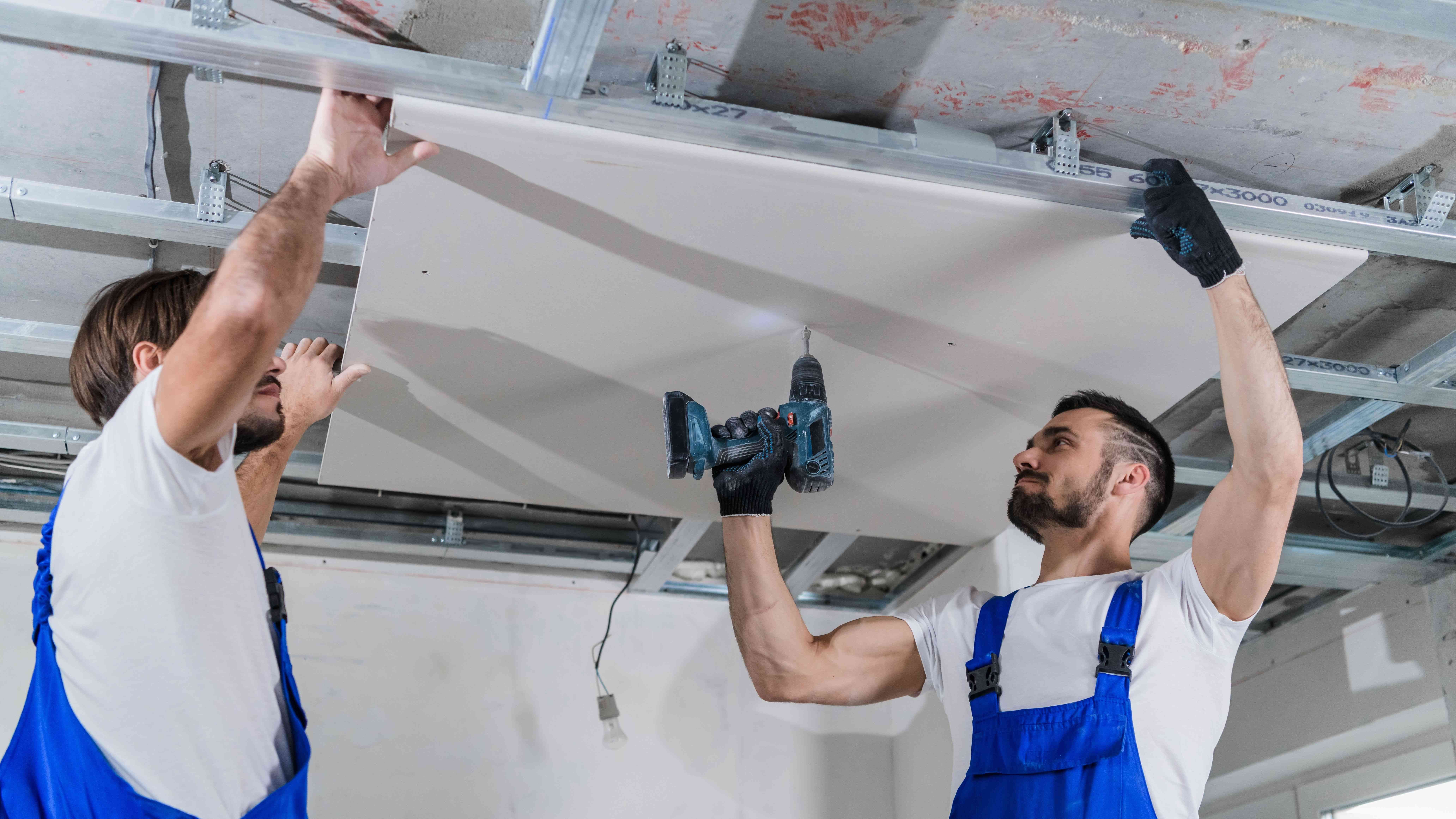Utiliser un plafond suspendu avec ossature métallique