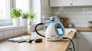 Nettoyeur vapeur portable Flotty Steam Pro avec accessoires sur un plan de travail moderne, idéal pour un avis complet.